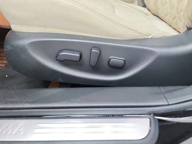 Used 2022 Black Nissan Platinum image 21