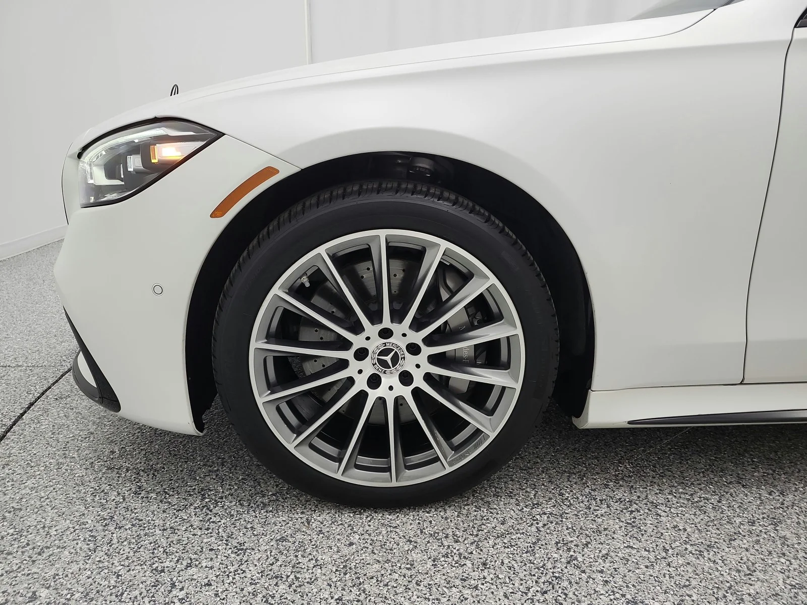 Used 2025 MANUFAKTUR Moonlight White Metallic Mercedes-Benz S 580 4MATIC® Sedan image 25