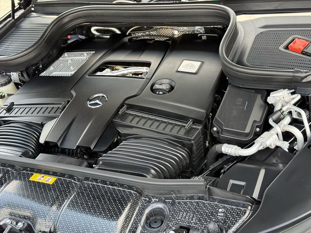 Certified Used 2025 Cirrus Silver (Upper) / Obsidian Black Metallic (Lower) Mercedes-Benz Maybach GLS 600 image 29