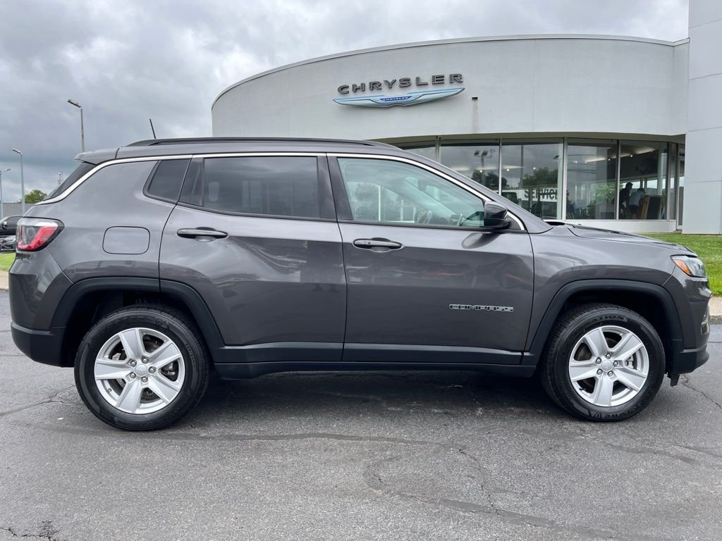 Used 2022 Crystal Metallic Jeep Latitude image 38