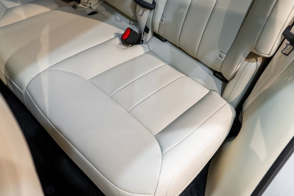 Used 2025 Fuji White Land Rover SE image 31