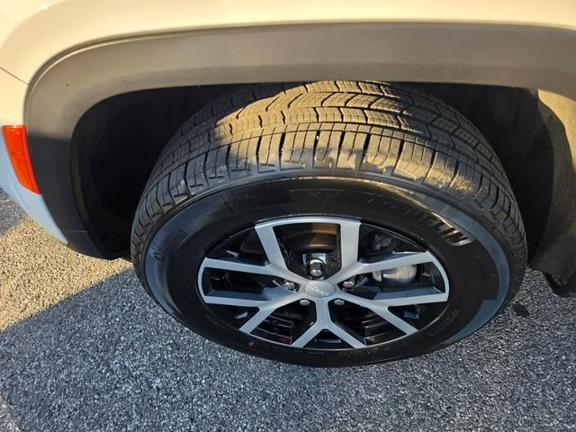 Used 2025 White Jeep Limited image 9