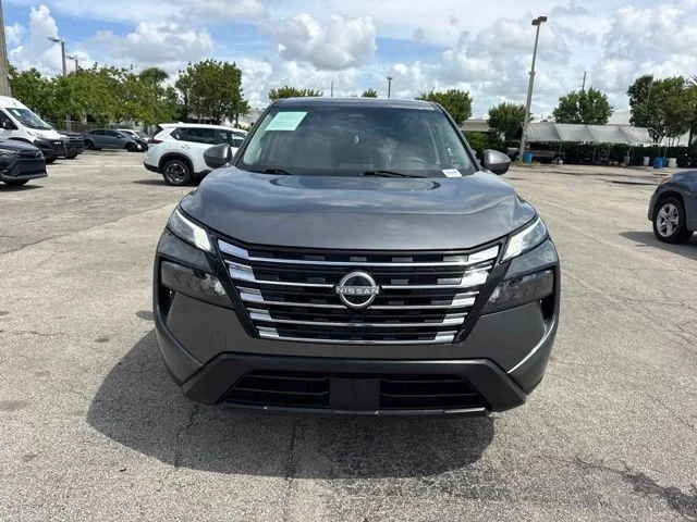 Used 2024 Gray Nissan SV image 8