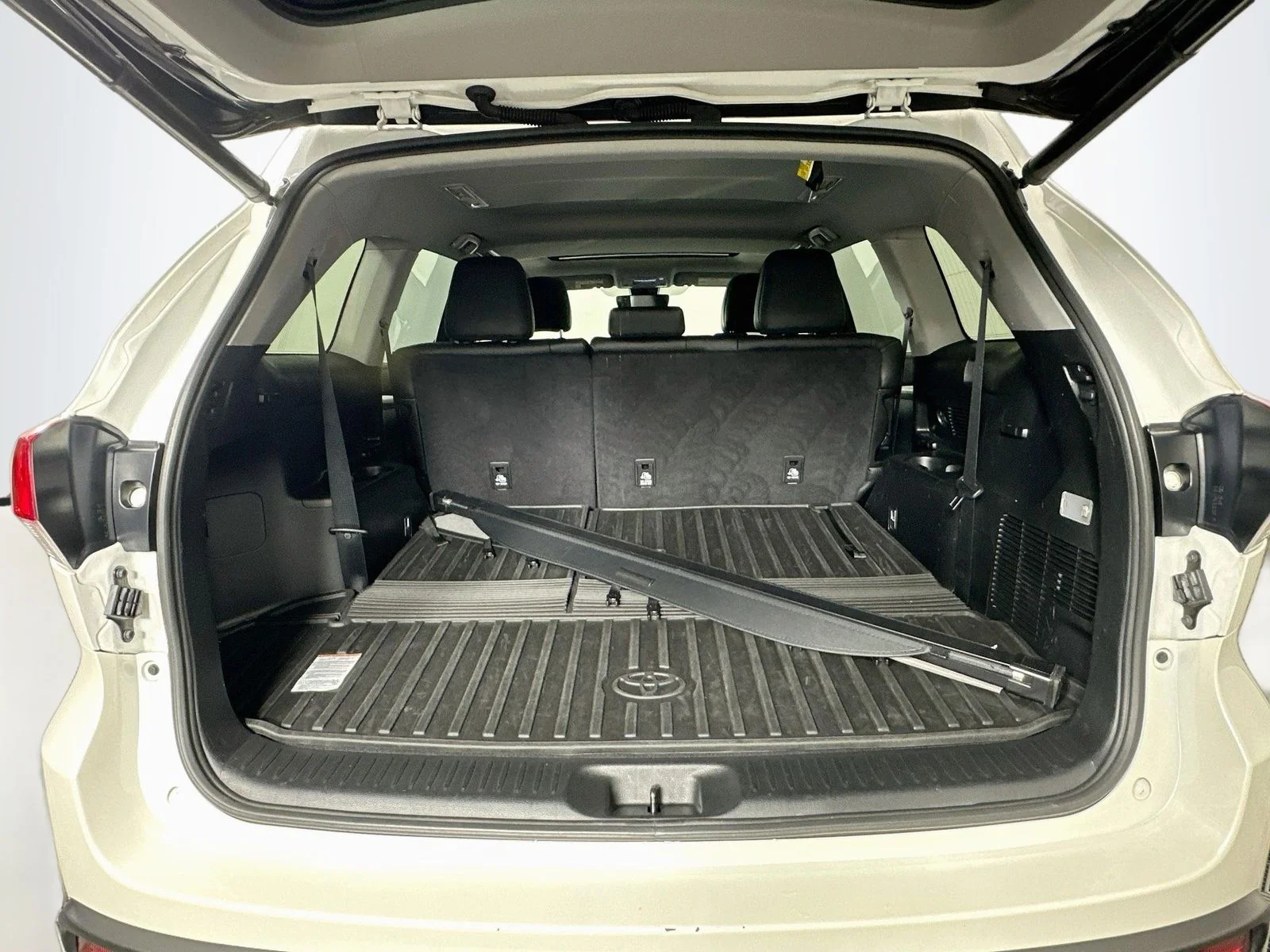 Used 2019 White Toyota XLE image 27
