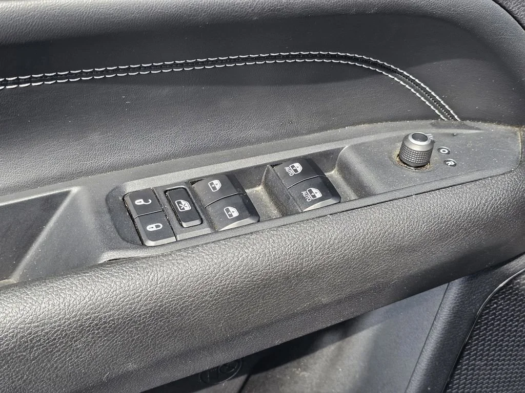 Used 2023 Diamond Black Cry Jeep Altitude image 15