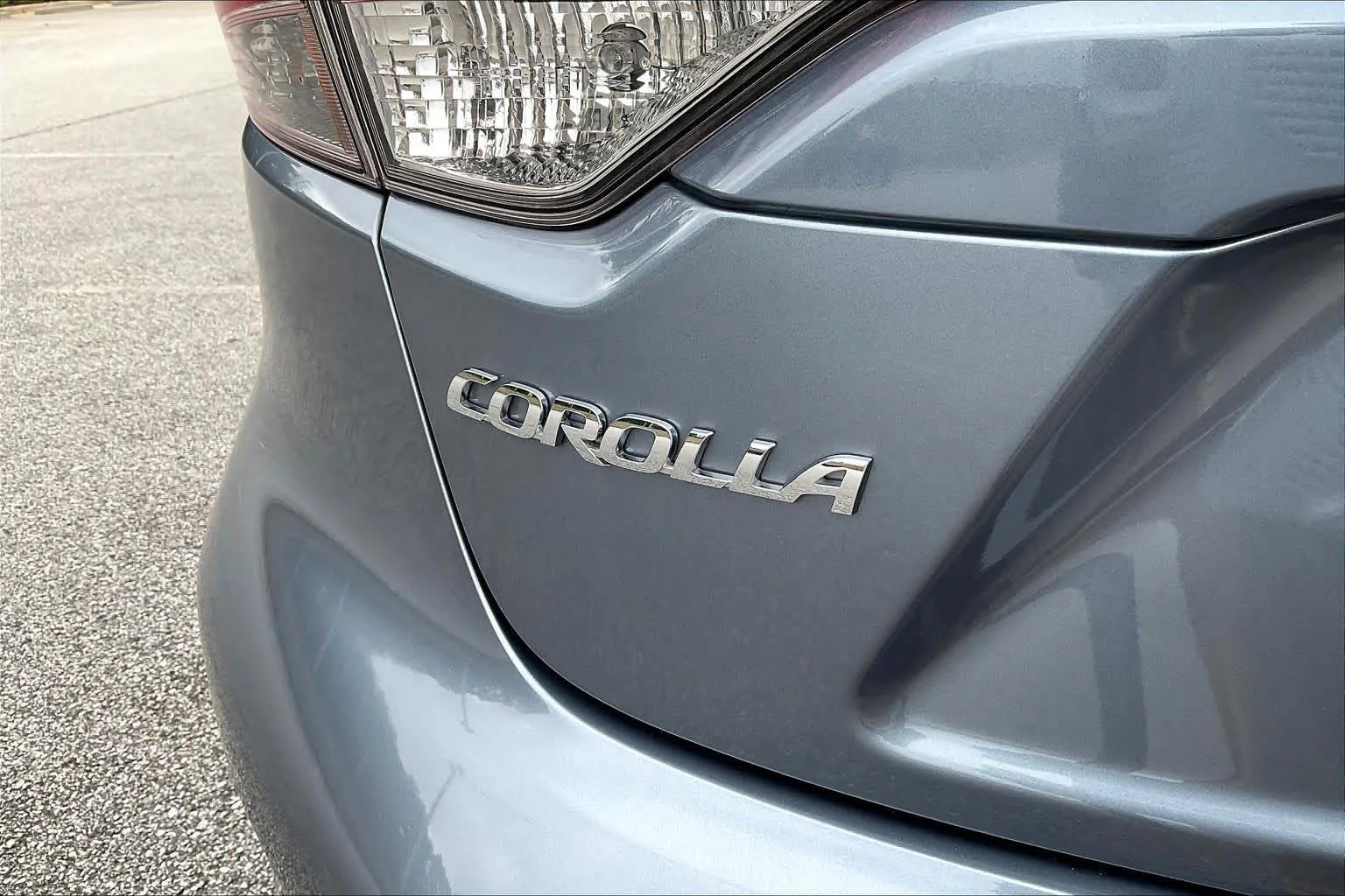 Used 2024 Celestite Toyota LE image 30