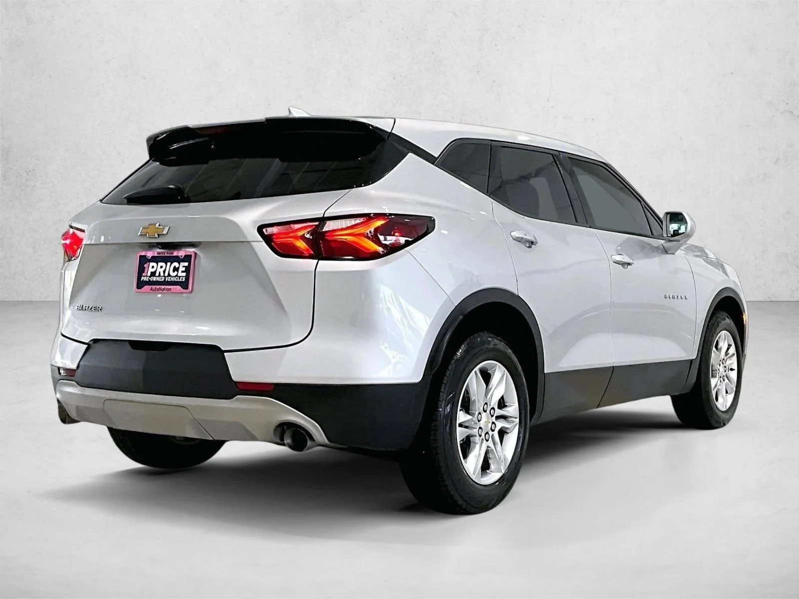 Used 2019 Silver Ice Metallic Chevrolet  image 2