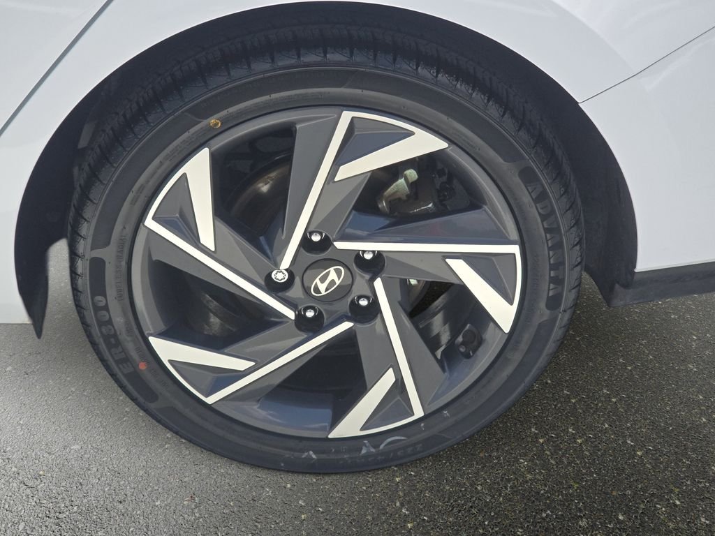 Used 2025 White Hyundai SEL Convenience image 32