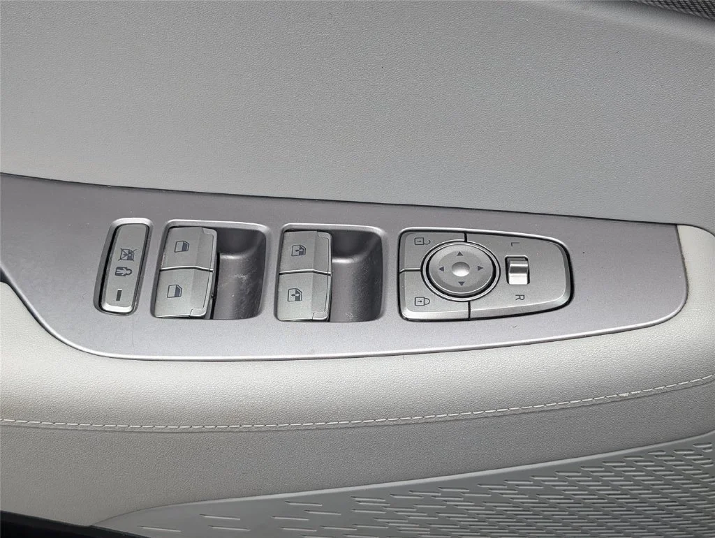 Used 2024 Typhoon Silver Hyundai SEL 7P image 21