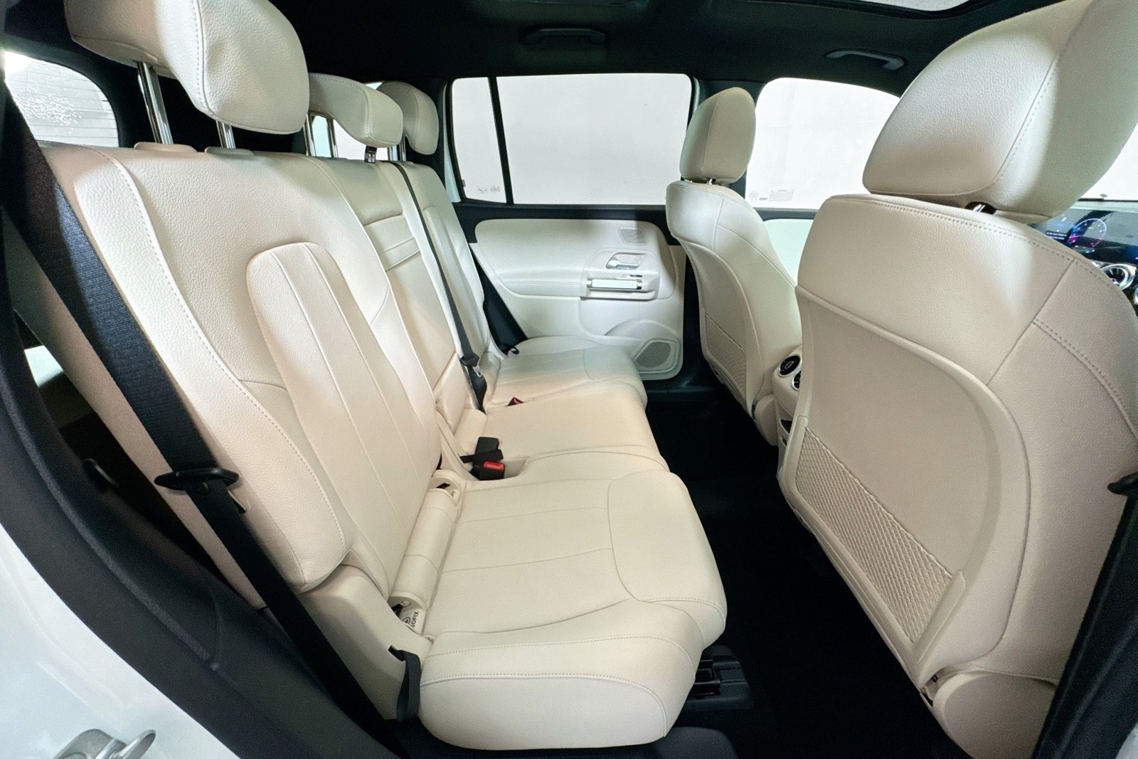 New 2026 Polar White Mercedes-Benz GLB 250 image 25