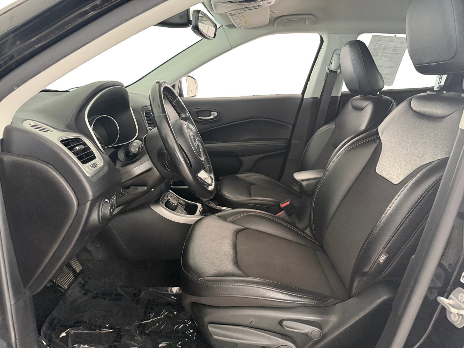 Used 2019 Diamond Black Crystal Pearlcoat Jeep Latitude image 8