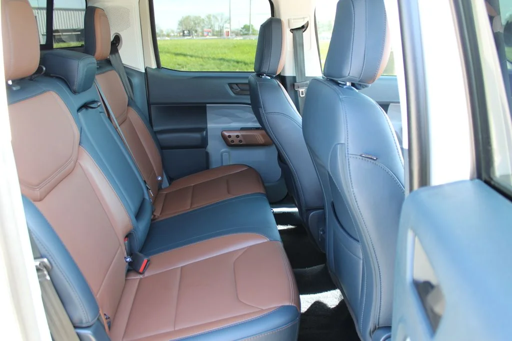 Used 2024  Ford Lariat image 9