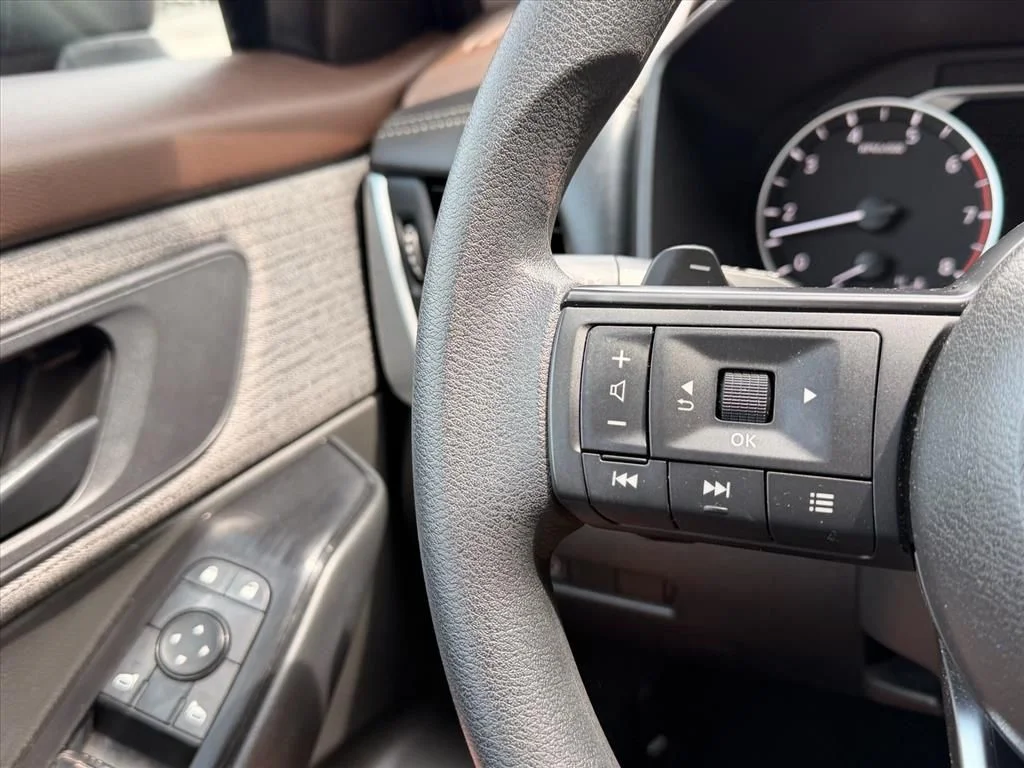 Used 2023 Red Nissan S image 18