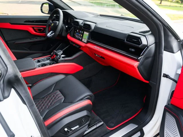 Used 2025  Lamborghini SE image 38