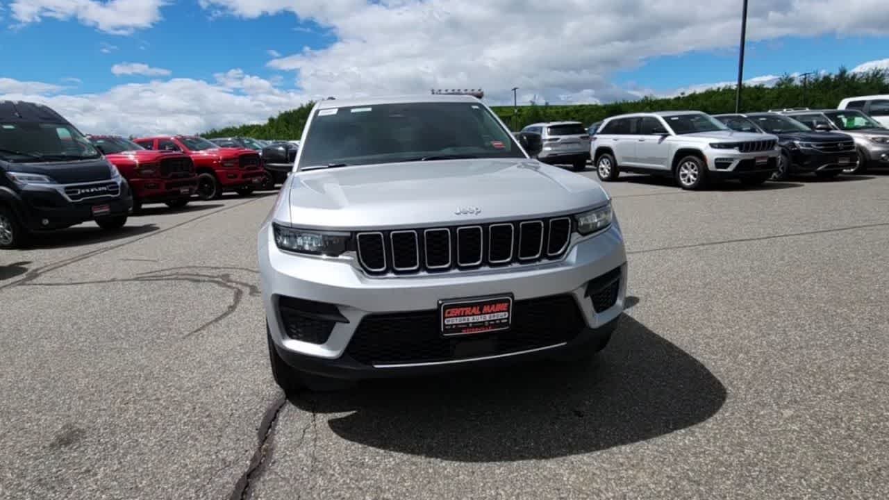 New 2026 Silver Zynith Exterior Paint Jeep Laredo X image 3