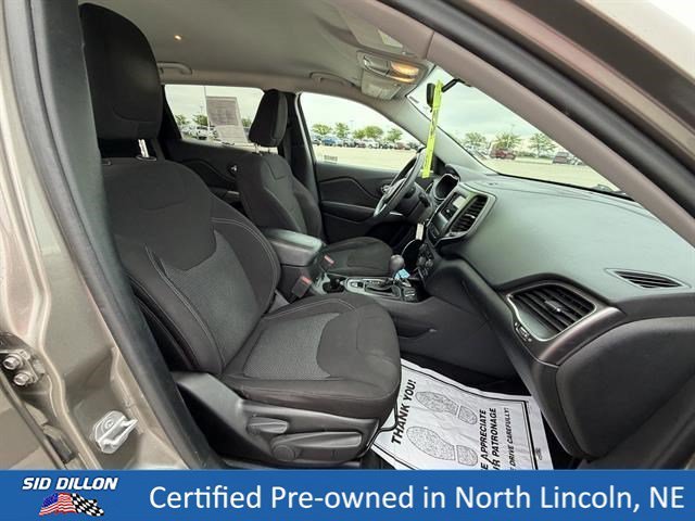 Used 2020 Light Brownstone Pearlcoat Jeep Latitude image 21