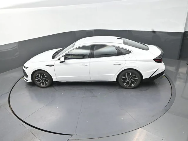 Used 2025 White Hyundai SEL image 26