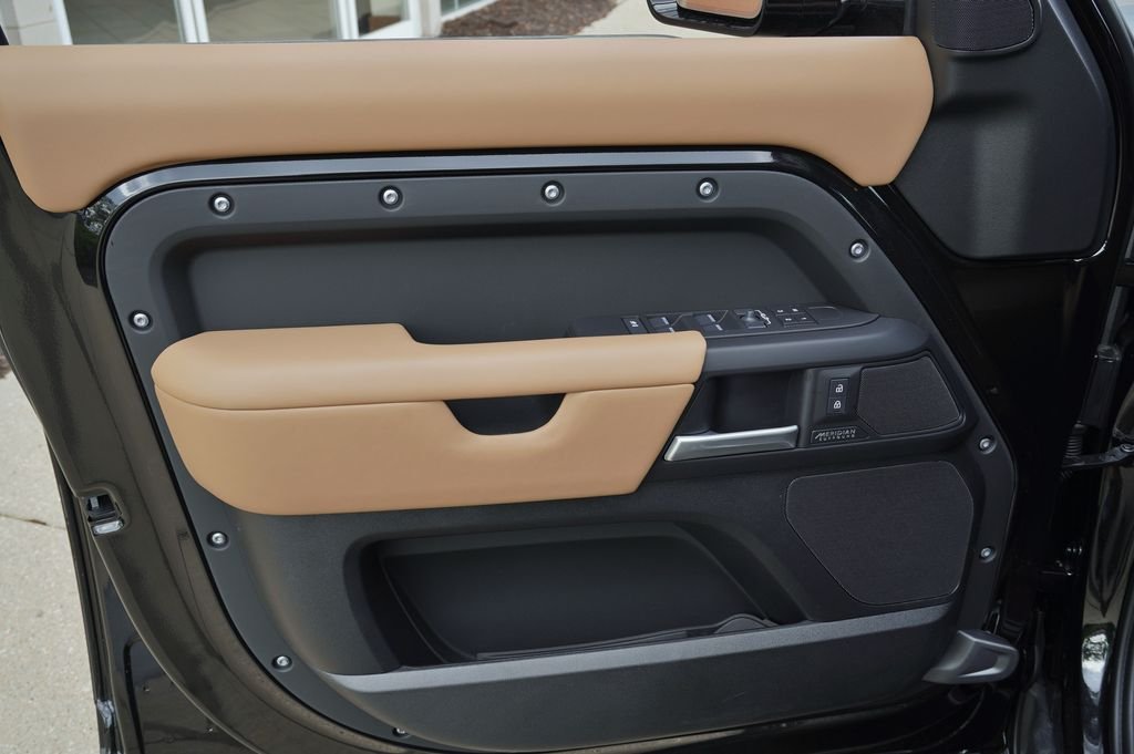 New 2026 Santorini Black Land Rover X-Dynamic SE image 10