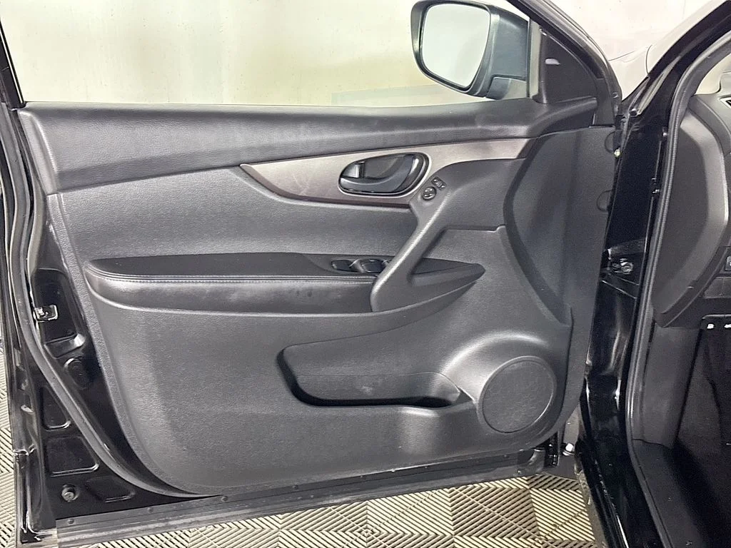 Used 2019 Black Nissan S image 10