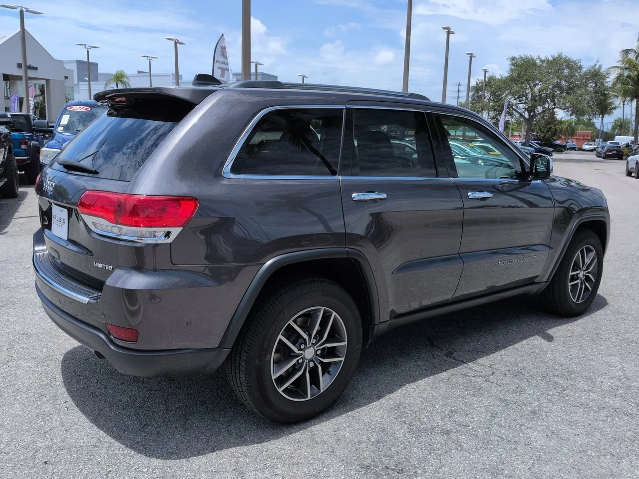 Used 2018 Granite Crystal Metallic Clearcoat Jeep Limited image 5