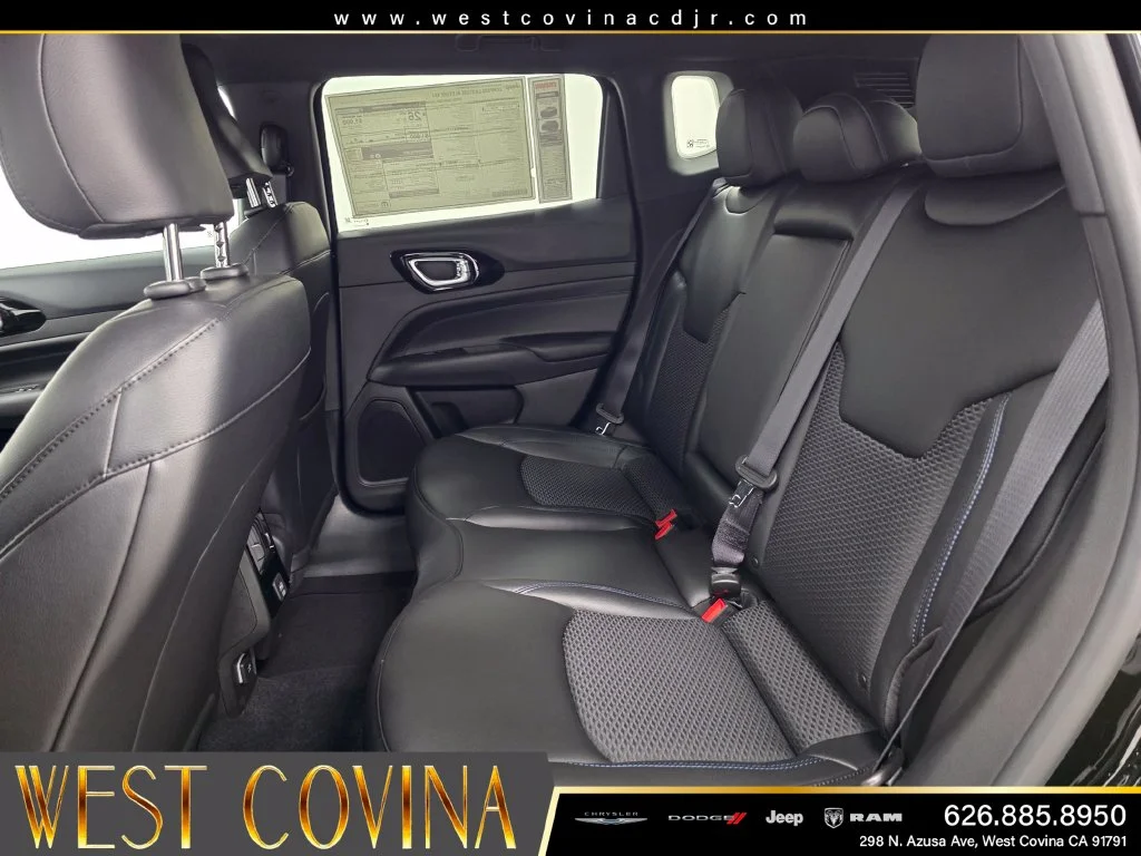 New 2026 Diamond Black Crystal Pearl-Coat Exterior Paint Jeep Latitude image 11