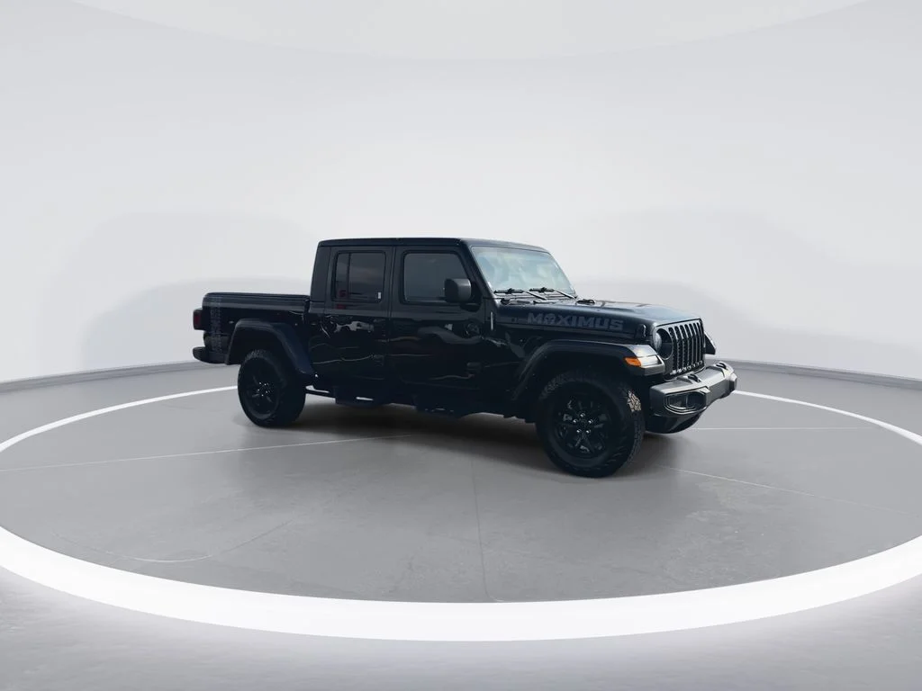 Used 2022 Black Jeep Altitude image 2