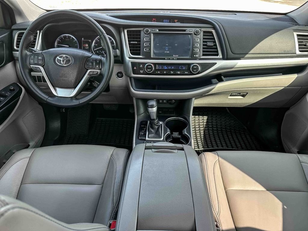 Used 2018 White Toyota XLE image 11