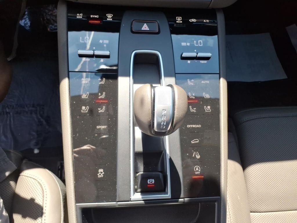 Used 2025  Porsche Base image 24