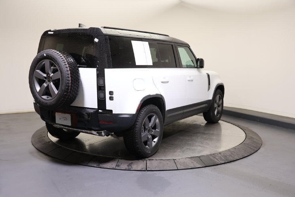 New 2026 Fuji White LAND ROVER S image 5