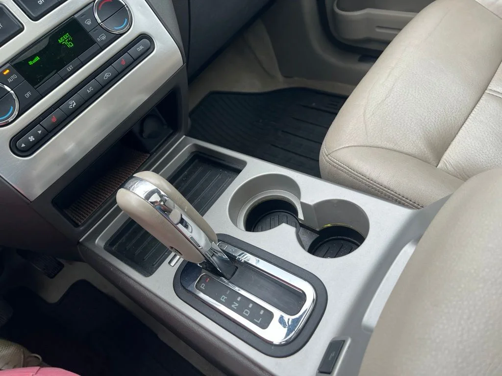 Used 2010 White Ford Limited image 16