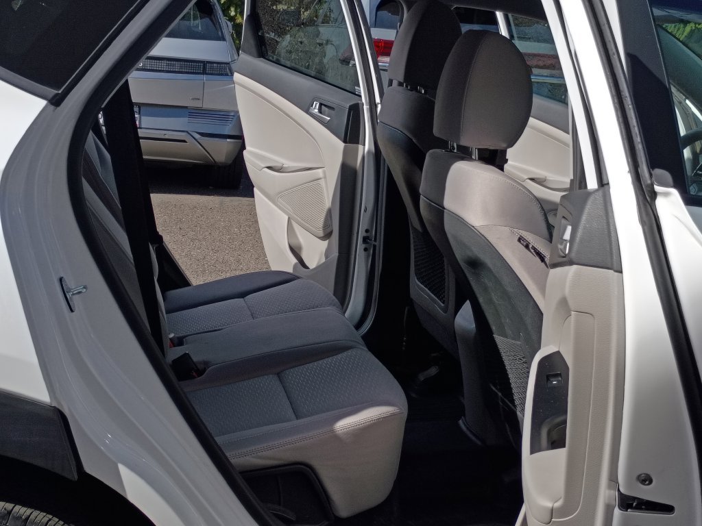 Used 2020 White Hyundai SE image 17