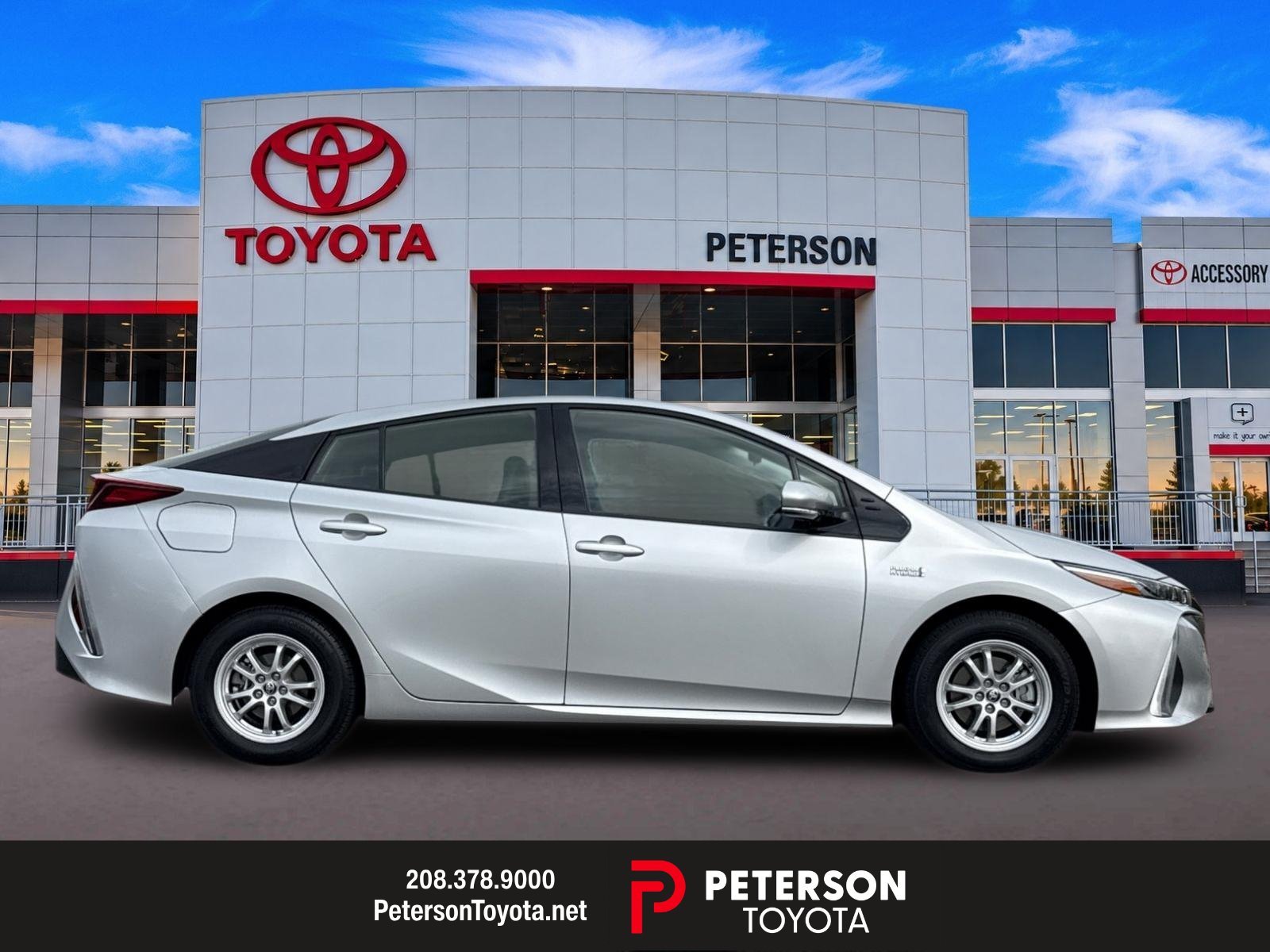 Used 2020 Silver Toyota XLE image 2