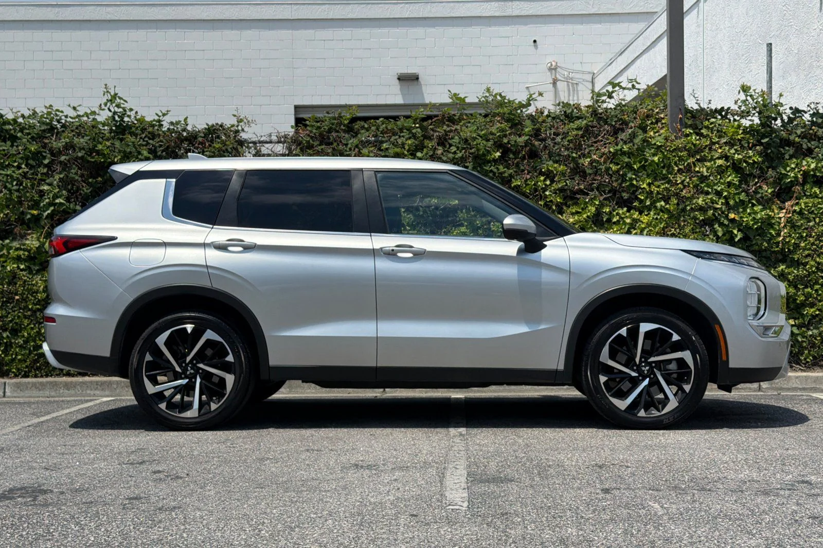 Used 2024  Mitsubishi SE image 3