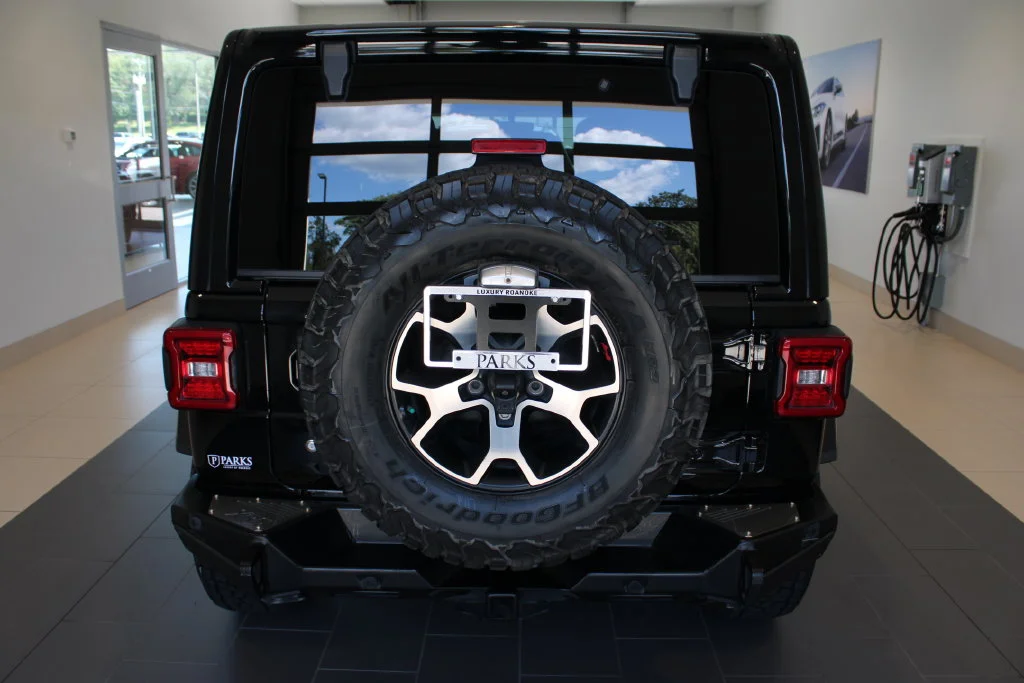 Used 2018 Black Clearcoat Jeep Unlimited Sahara image 28