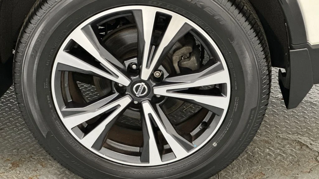 Used 2020 White Nissan SV image 25