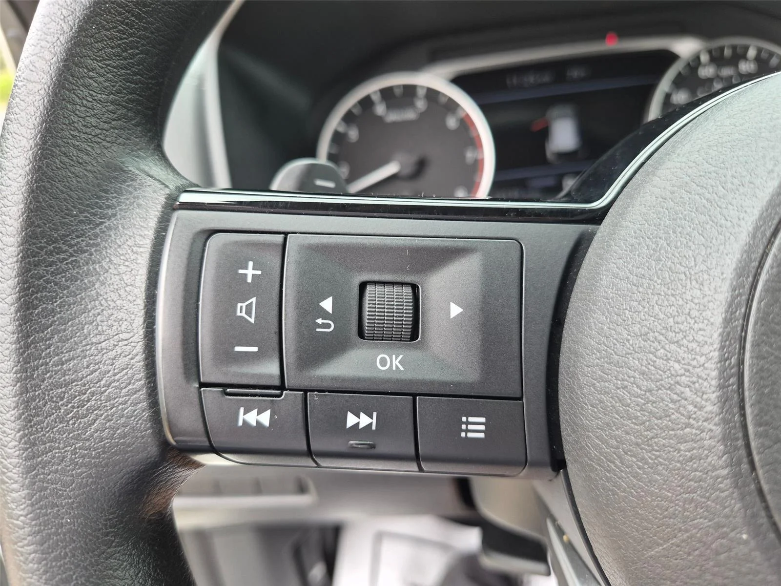 Used 2022 Pearl White Tricoat Nissan SV image 17