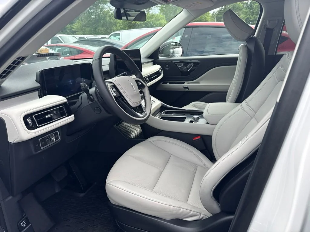 Used 2026 White Lincoln Reserve image 3