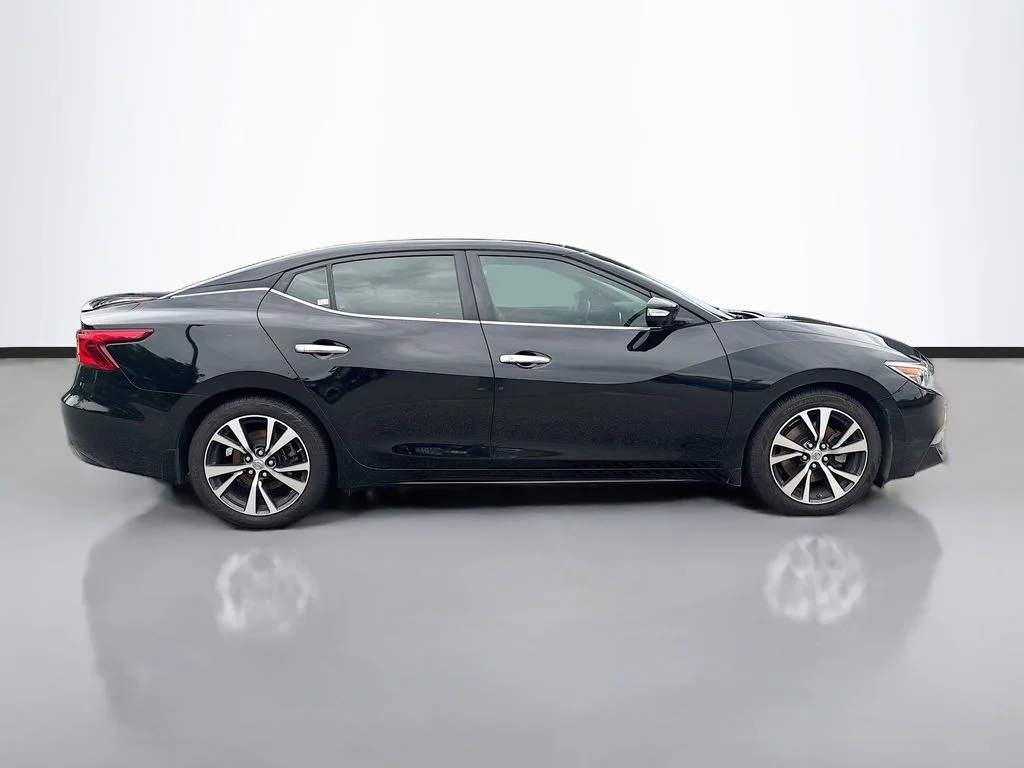 Used 2016 Black Nissan Platinum image 4