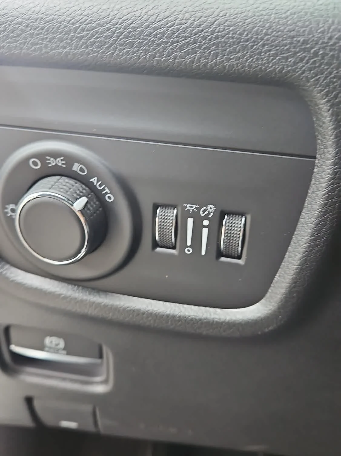 New 2026 Silver Zynith Jeep Laredo X image 20