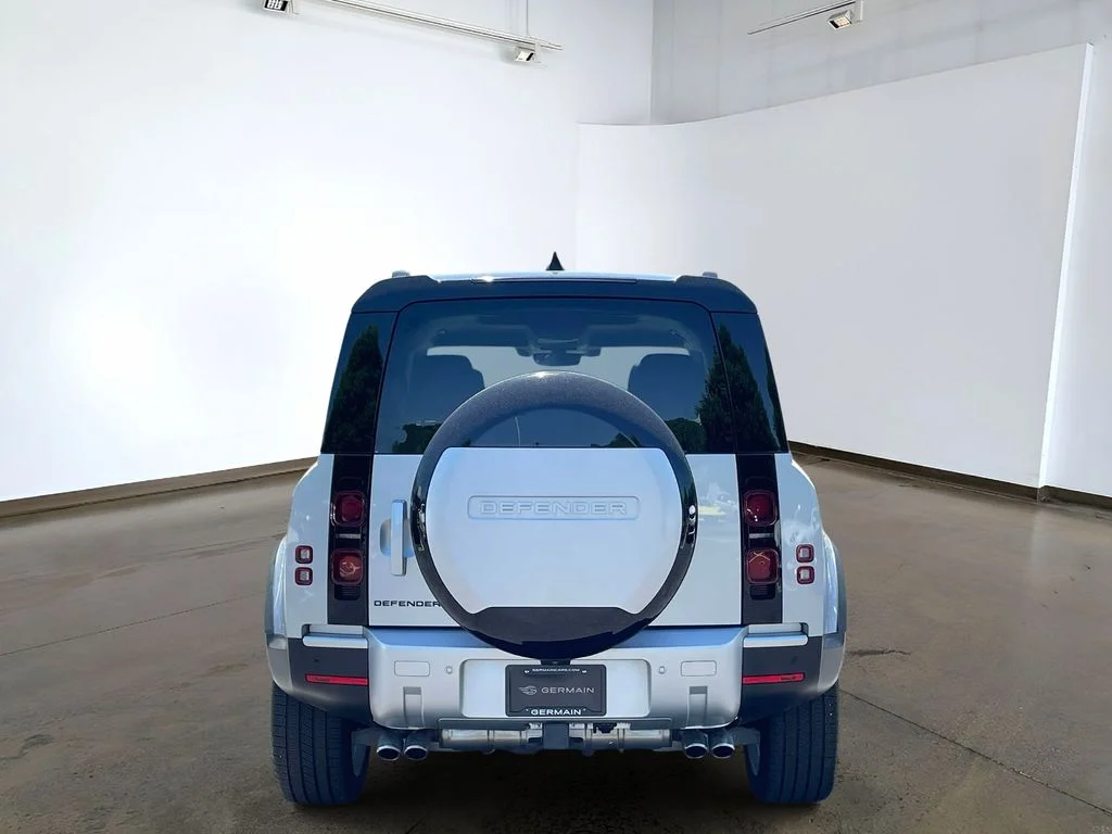 Used 2024 Hakuba Silver Metallic Land Rover SE image 5