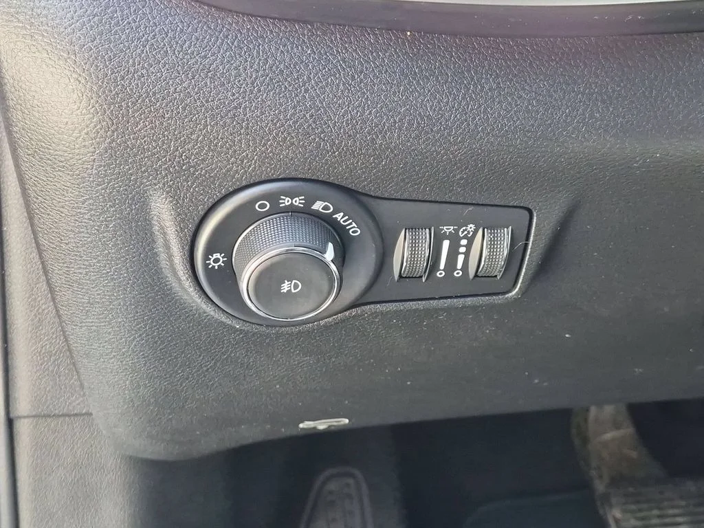 Used 2023 Silver Jeep Latitude image 11