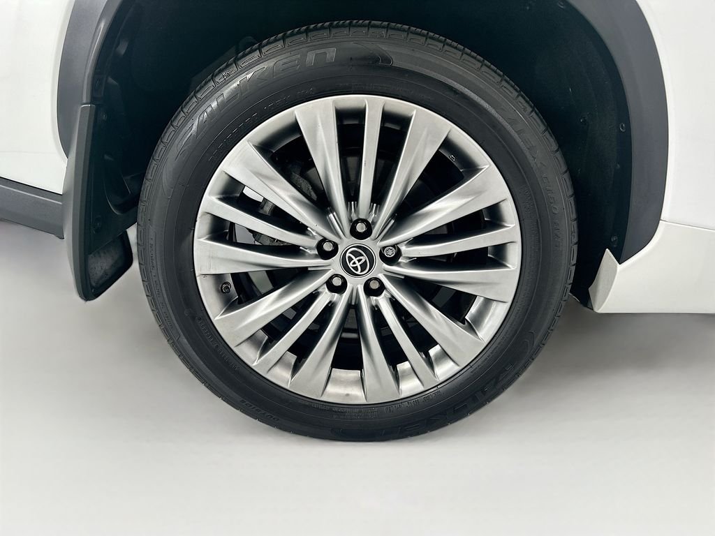 Used 2023 Pearl Toyota Platinum image 31