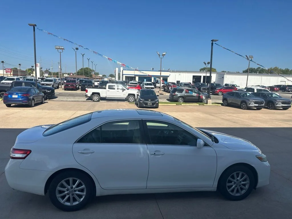 Used 2011 White Toyota XLE image 27