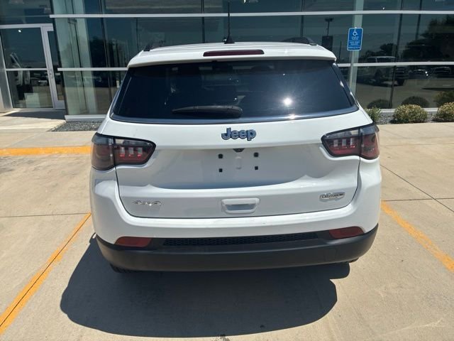 Used 2022 White Jeep Latitude Lux image 5
