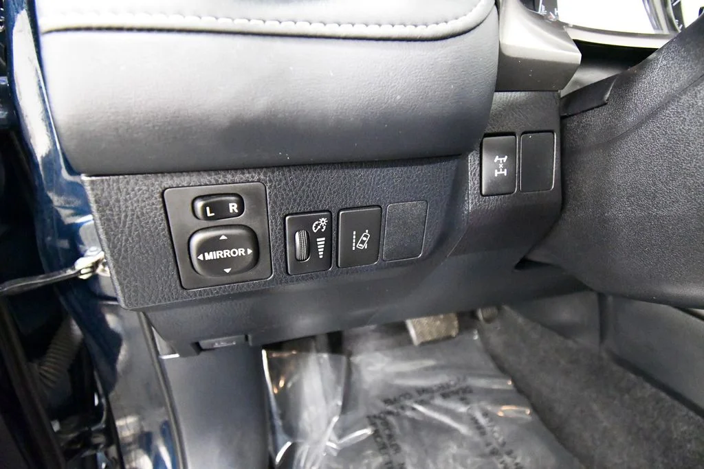 Used 2018 Blue Toyota XLE image 19