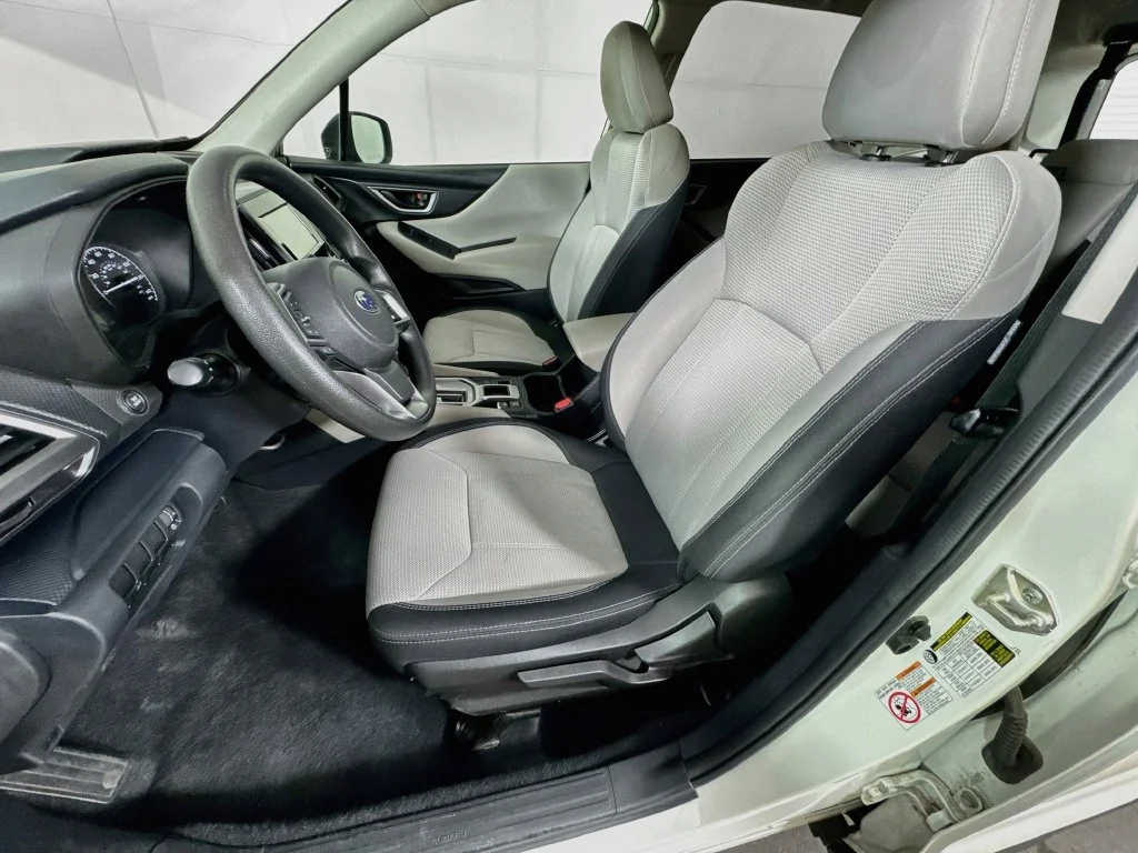 Used 2020 White Subaru Base image 24