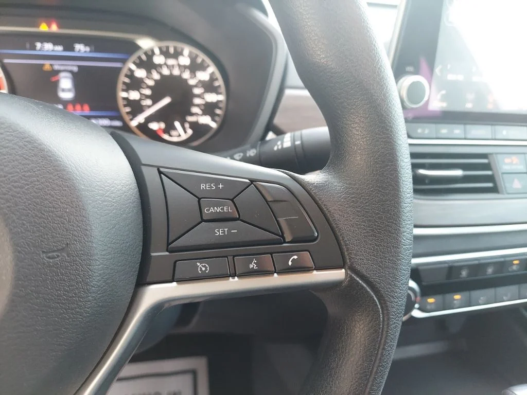 Used 2025 White Nissan 2.5 SV image 13