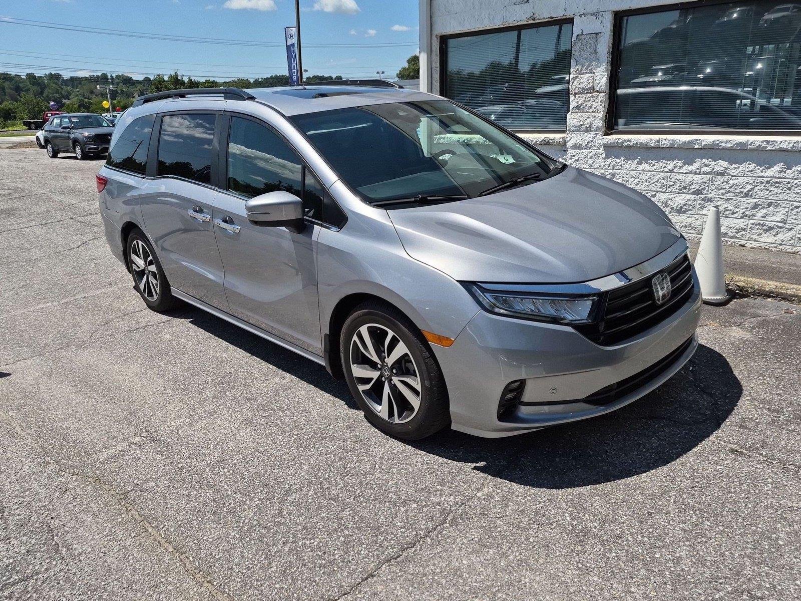 Used 2023 Lunar Silver Metallic Honda TOUR image 3