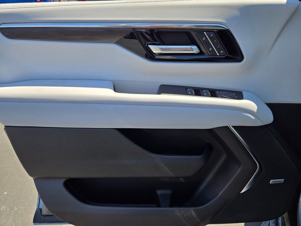 2025 Chevrolet Suburban Premier - Photo 9