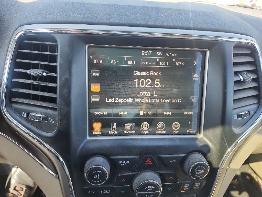 Used 2015 Champagne Jeep Limited image 25